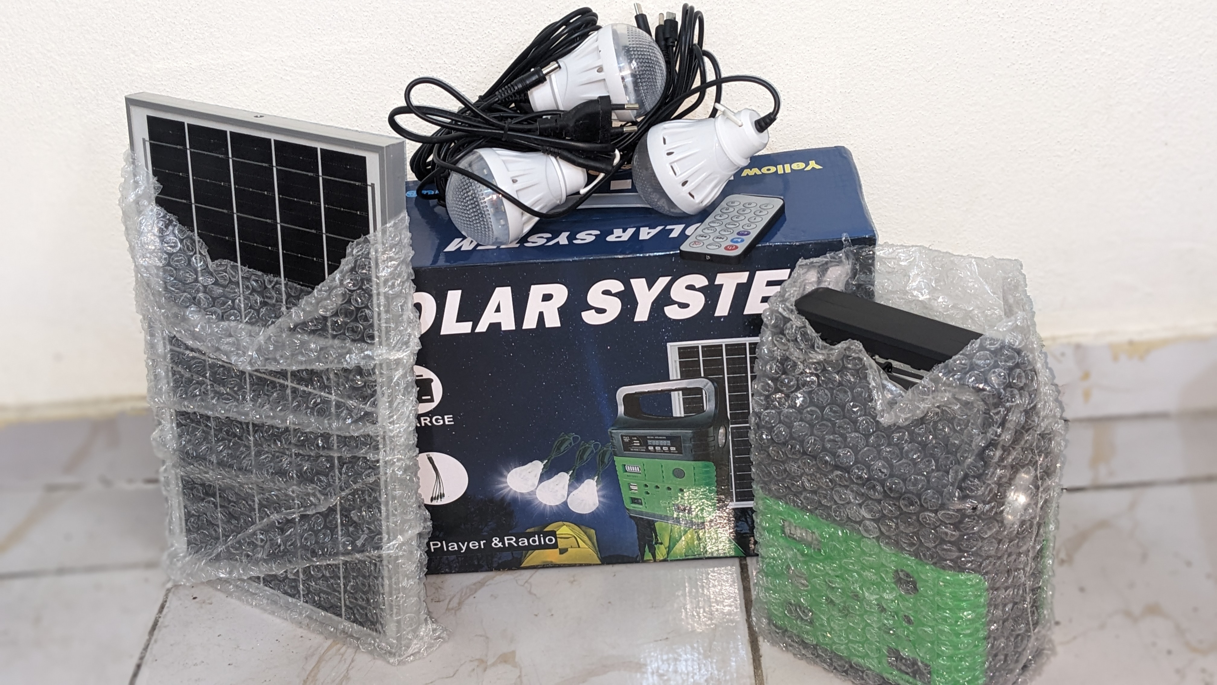 Kit générateur portable à panneau solaire avec 3 ampoules LED + haut-parleur Bluetooth